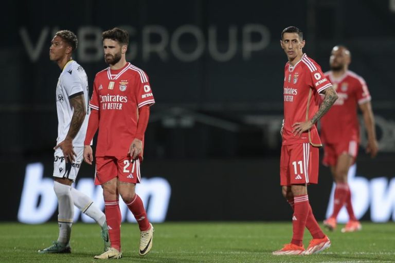 Benfica perde em Famalicão e entrega título ao Sporting