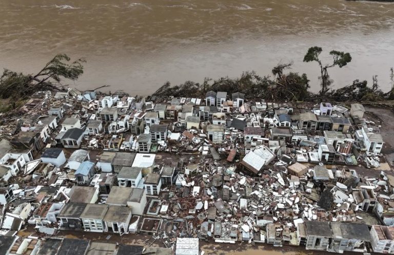 Sobe para 150 o número de mortos nas inundações no sul do Brasil