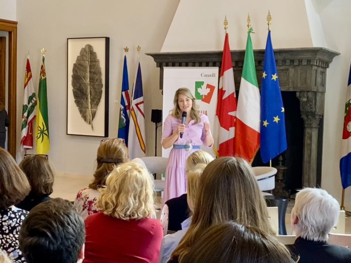 B1-02-VT MELANIE JOLY MÉDIO ORIENTE EUROPA NA 051324