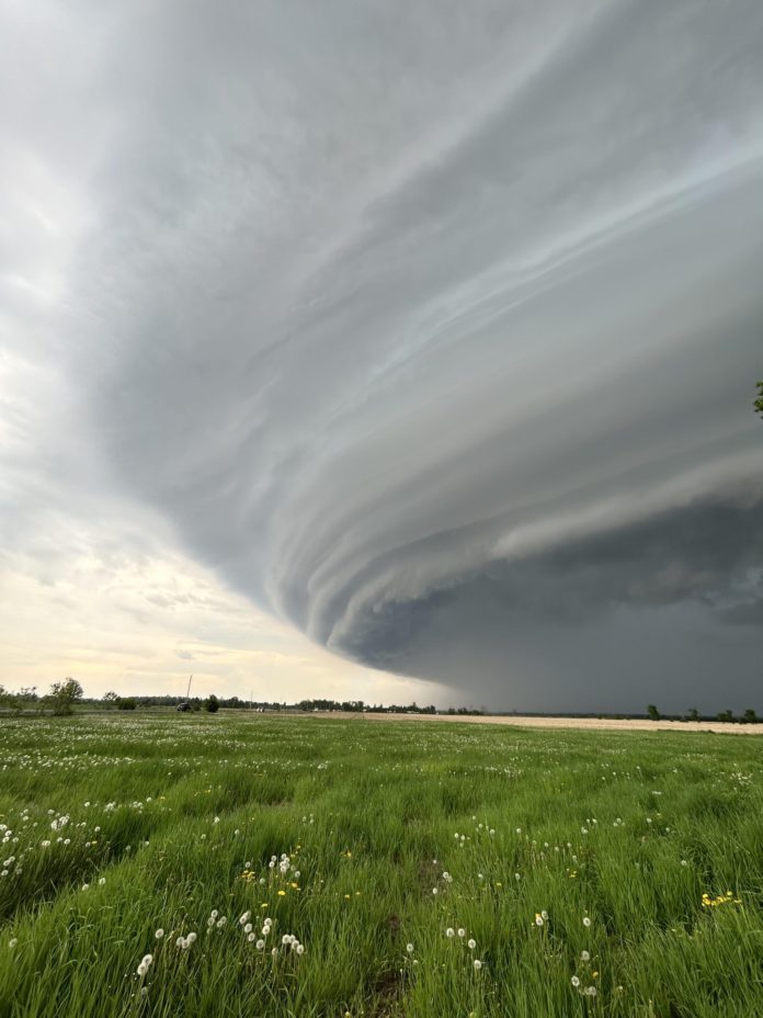 B4-01-VT TORNADO ALLISTON IMAGENS NA 052324