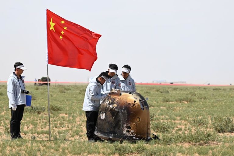 Sonda lunar chinesa regressa com amostras inéditas do lado mais distante da Lua