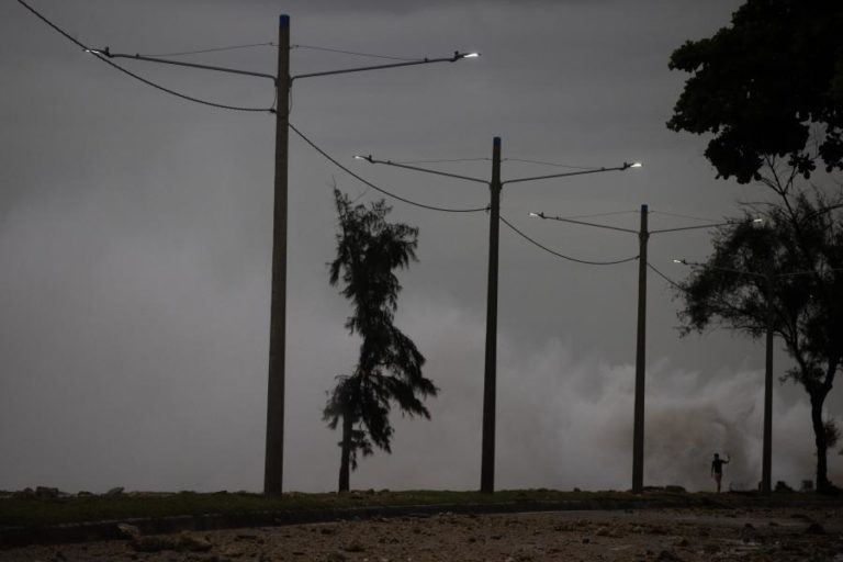 Três mortos e 8.000 casas afetadas à passagem do furacão Beryl pela Venezuela