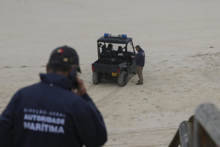 Buscas por pescadores desaparecidos prosseguem durante a noite