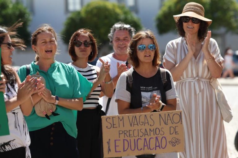 Duas dezenas de pais de crianças sem vagas no ensino pré-escolar protestam em Faro