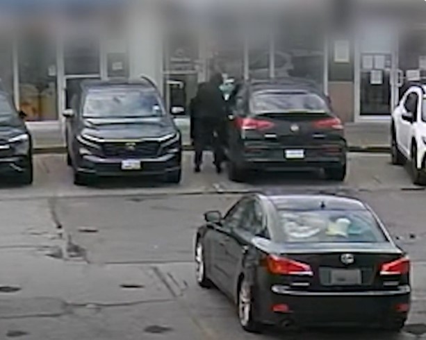 B2-02-VT ROUBO CARRO RICHMOND HILL VIDEO MA 072624