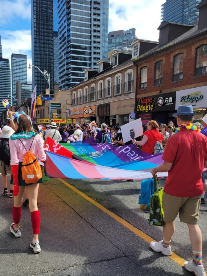 B3-01-VT MARCHA ORGULHO TORONTO RS 020724