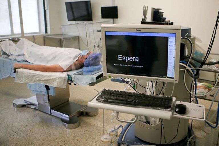 Greve dos enfermeiros fecha blocos operatórios e condiciona serviços