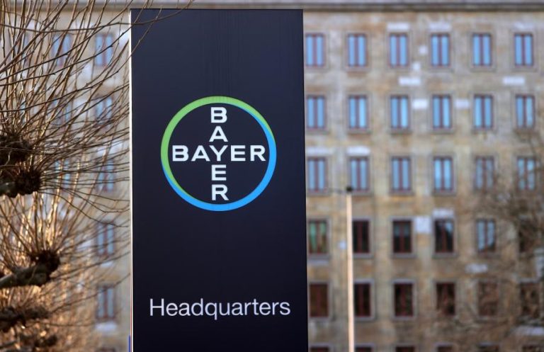 Alemã Bayer corta 3.200 postos de trabalho no 1.º semestre