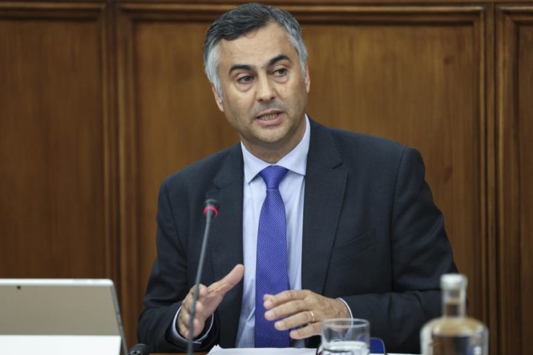 Ministro garante que diretores das escolas serão sempre professores