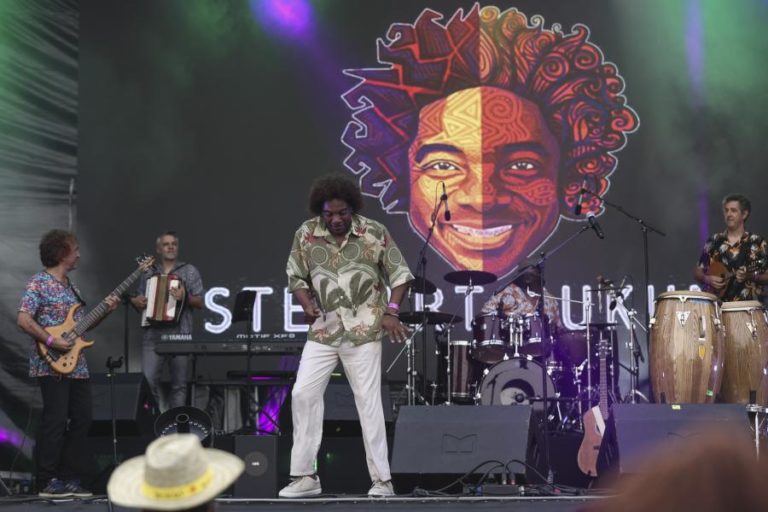 Músico Stewart Sukuma acusa artistas de apoio a “sistema injusto e opressor”