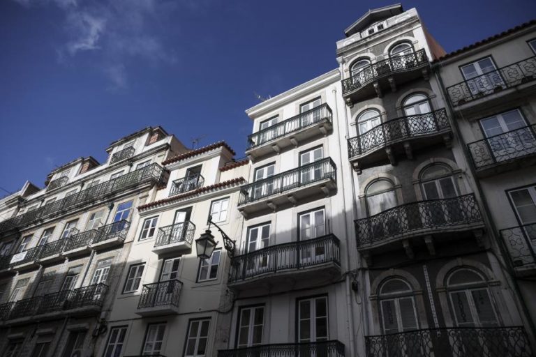 Figuras públicas convidam portugueses a pendurar pano branco na janela em nome da Paz