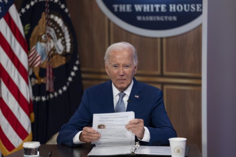 Biden rejeita “normalização” de tiroteios em escolas e desafia republicanos a agir