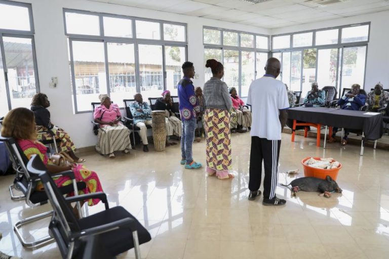 Um dia no tribunal de Mbzanza Congo faz-se de mandioca, um leitão e uma falsa acusação de feitiçaria