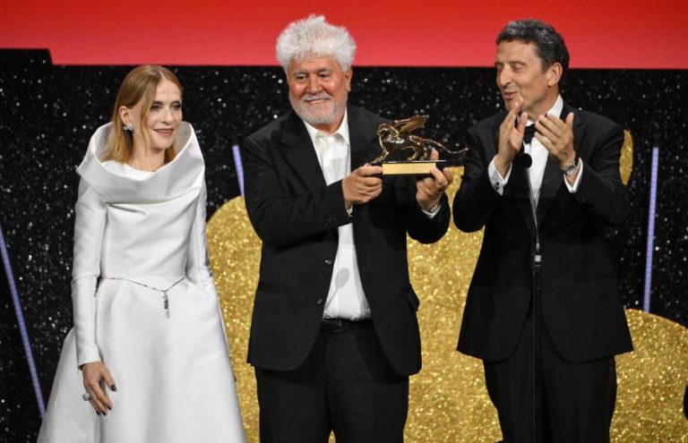 Almodóvar ganha Leão de Ouro em Veneza com ‘The Room Next Door’