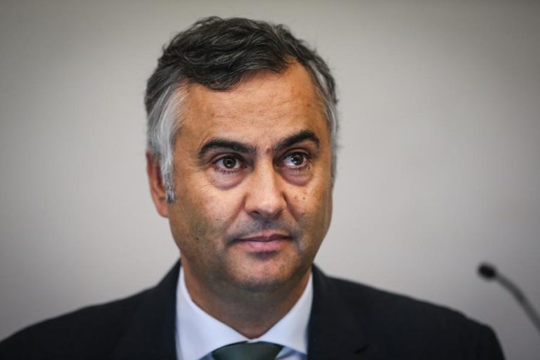 Ministro escreve aos professores com promessa de valorização da carreira