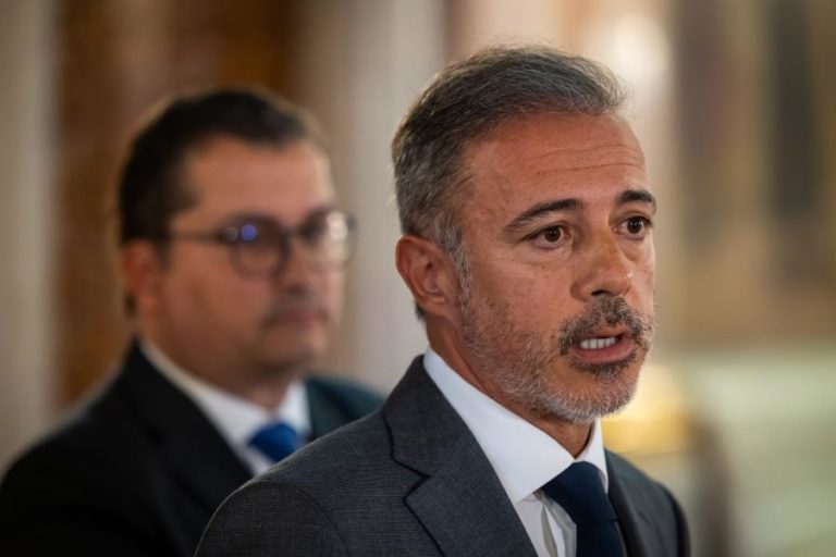 Ministro admite solução para o IRC e IRS Jovem “a meio do caminho” das propostas do Governo e do PS