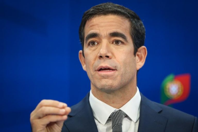 Governo diz estar “à espera das propostas do PS” para  OE2025 e não exclui ninguém das negociações