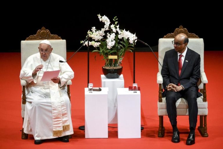 Papa apela em Singapura para “proteção da dignidade” de trabalhadores migrantes