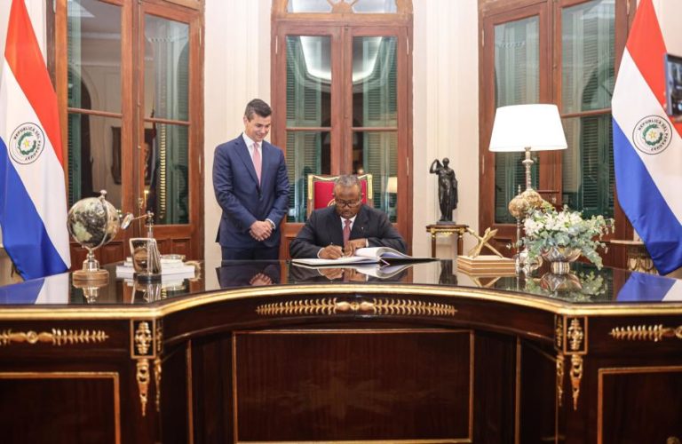 Presidente da Guiné-Bissau visita barragem paraguaio–brasileira de Itaipu