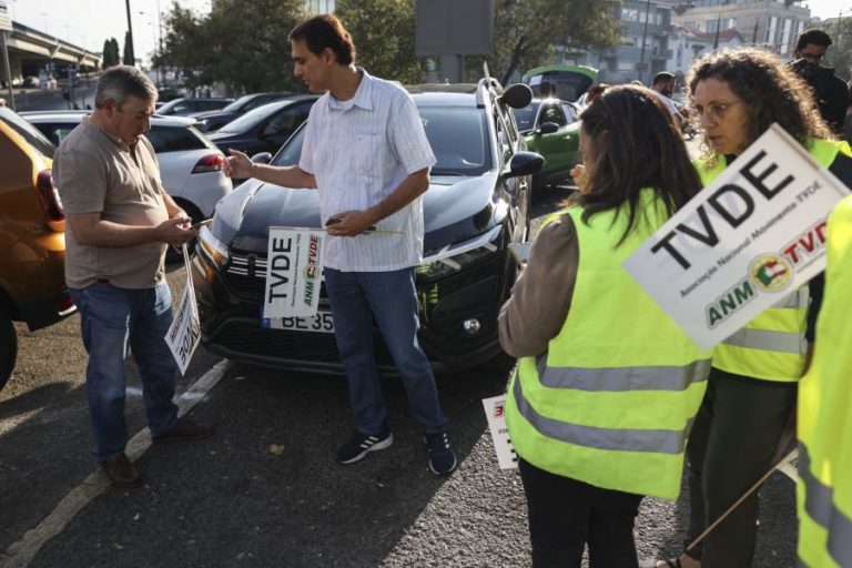 Motoristas e parceiros TVDE rumam ao parlamento em protesto