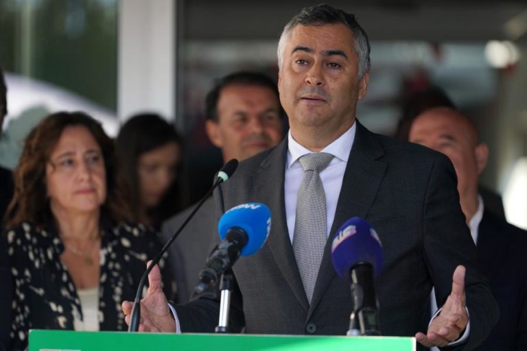 Ministro da Educação diz que há “mais de 200 mil alunos” ainda sem aulas