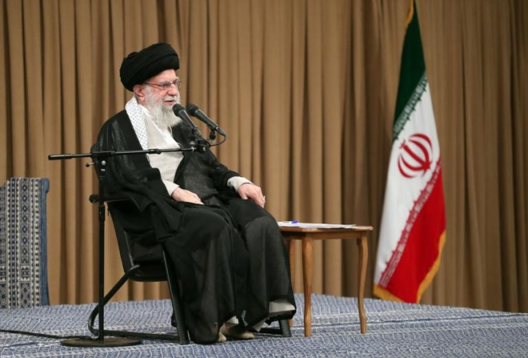 Líder do Irão pede apoio para Líbano sem se referir a Nasrallah