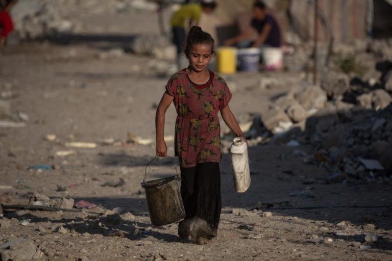 Mais de 700 mil crianças de Gaza sem água, escola ou cuidados médicos