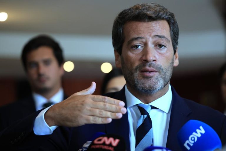 Ventura diz que tudo fará para evitar crise política mas não antecipa sentido de voto no OE