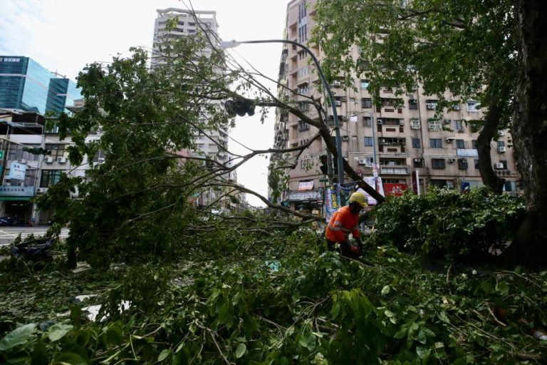 Passagem do tufão Krathon causou quatro mortos em Taiwan — novo balanço