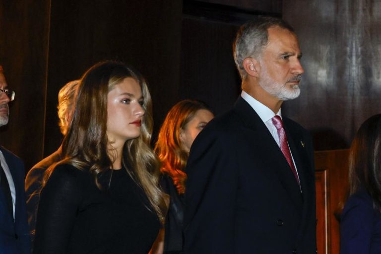Felipe VI garante apoio a afetados por mau tempo e famílias de mais de 50 mortos