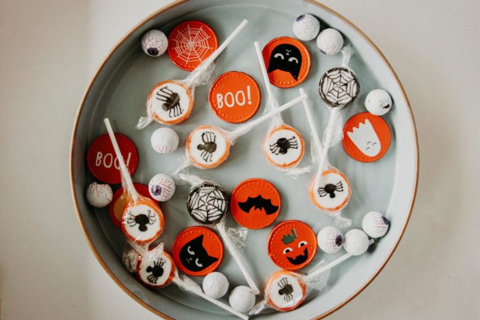 B2-01-VT CANADIANOS DÚVIDAS GASTOS HALLOWEEN RS 103024