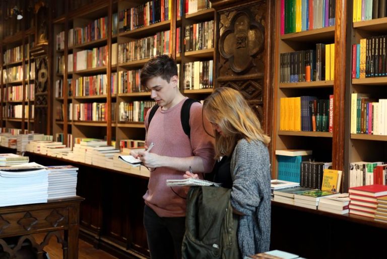 Programa Cheque-Livro começa hoje para cerca de 220 mil jovens de 18 anos