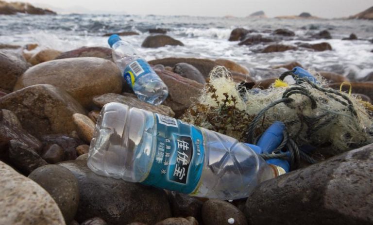Novo plástico reciclável e degradável no oceano pode ajudar a acabar com microplásticos
