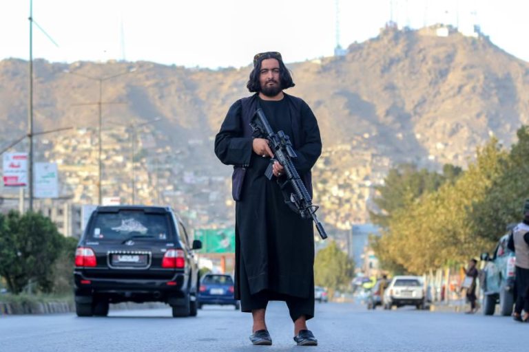 Jornalistas afegãos acusam talibãs de impor restrições graves aos ‘media’