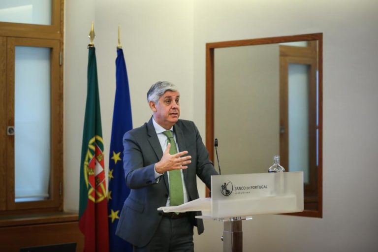 Governador do BdP fala em “números enganadores” e diz que Portugal consegue reter licenciados