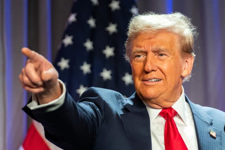 Trump ameaça impor taxas aduaneiras de 100% contra bloco de economias emergentes