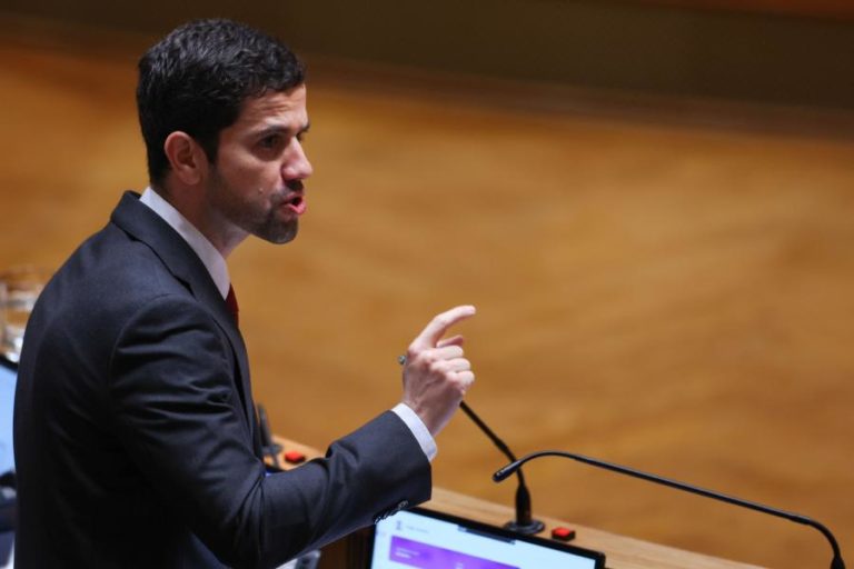 OE2025: PSD elogia avanços mas acusa PS e Chega de aumentarem despesa em mil milhões de euros