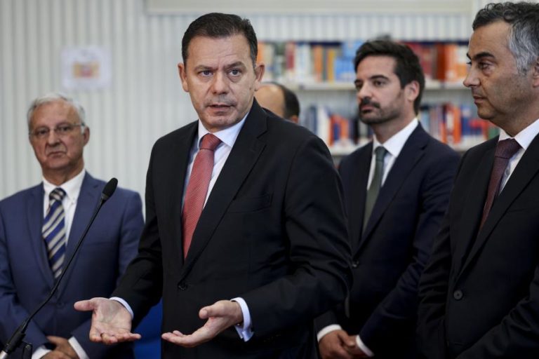 Montenegro afirma que há menos 89% de alunos sem aulas e critica “falsas querelas” do PS