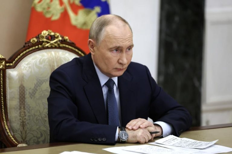 Putin proíbe adoção por lei a cidadãos de países que permitem mudança de sexo