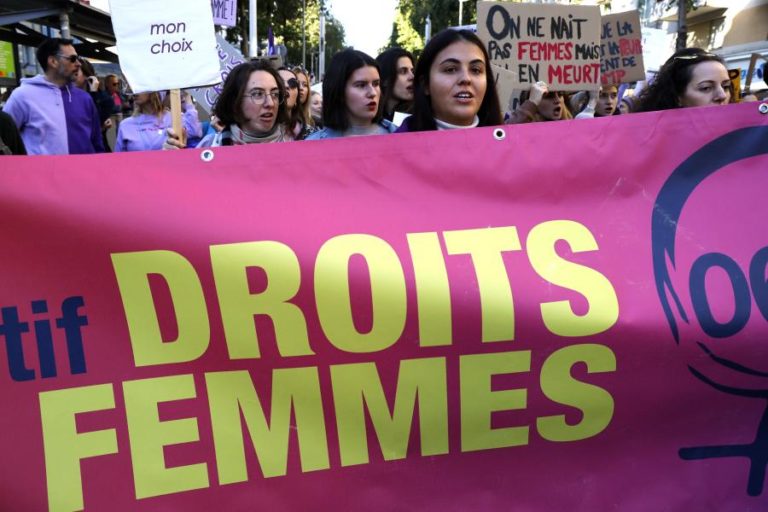 Milhares de roxo nas ruas de Paris contra a violência contra as mulheres