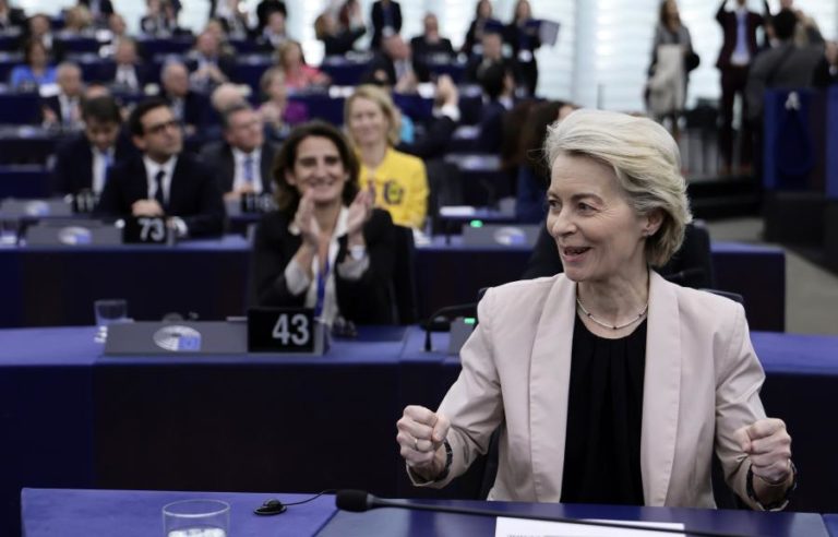 Von der Leyen fala num “bom dia para a Europa” após aprovação de Comissão e apoio do centro