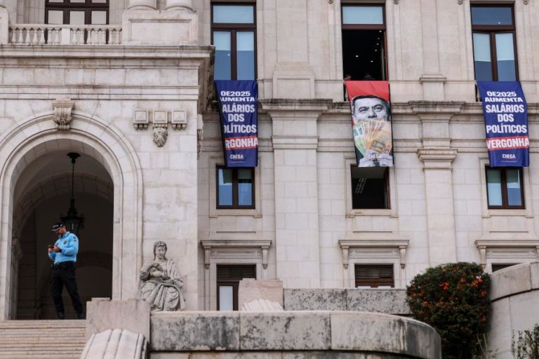 Chega coloca pendões na fachada do edifício da Assembleia da República