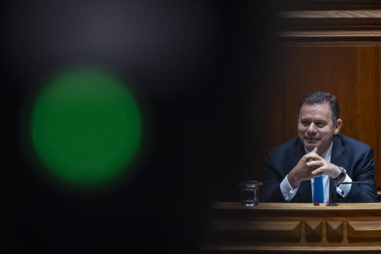 Orçamento do Estado aprovado por PSD e CDS-PP com abstenção do PS
