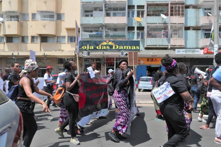 Mulheres marcham em repúdio ao atropelamento de jovem durante manifestações em Moçambique