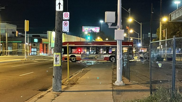 Acidente: Nove feridos em colisão de veículo roubado com autocarro em Toronto