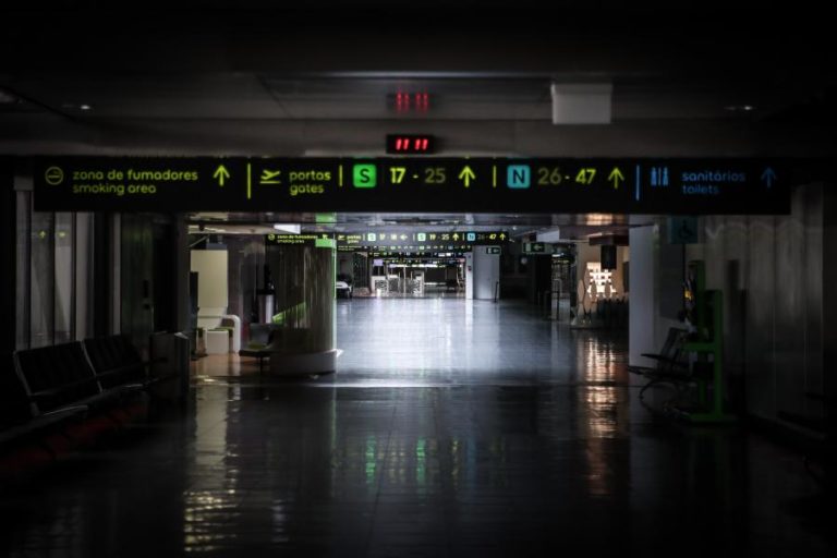 Trabalhadores dos serviços gerais do aeroporto de Lisboa em greve na quinta-feira