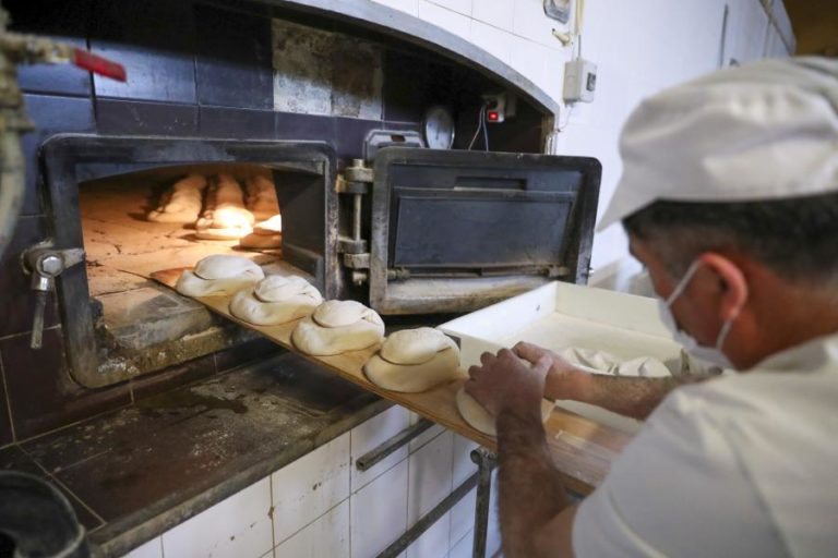 Preço do pão deve aumentar em 2025 com subida de custos e salário mínimo