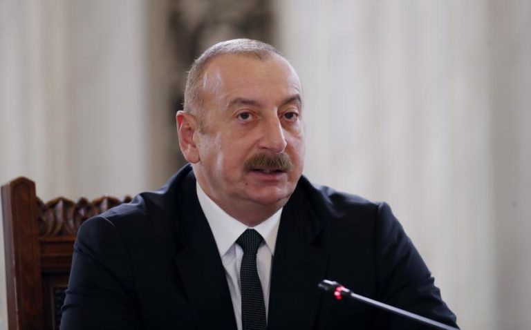 Azerbaijão diz que avião foi atingido por “uma interferência física externa” na Rússia