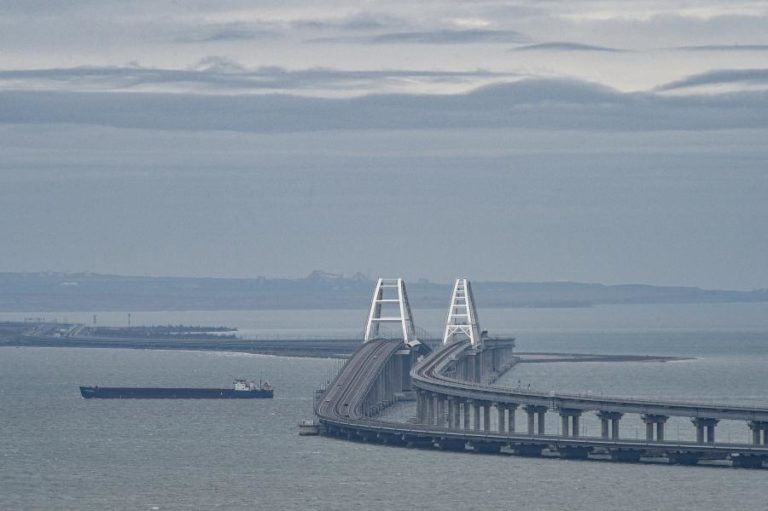 Dois petroleiros russos sofrem acidentes e derramam crude no estreito de Kerch
