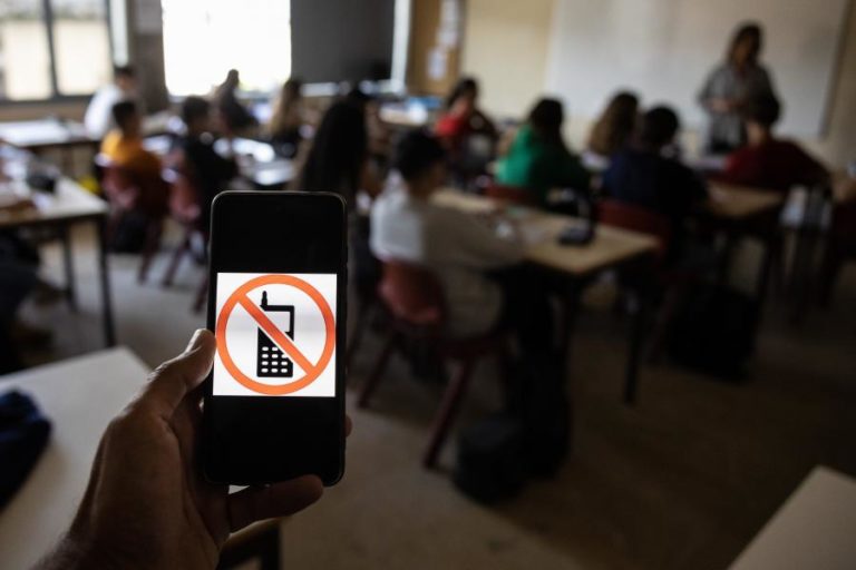 Ministro da Educação admite tornar efetiva proibição de telemóveis nos 1.º e 2.º ciclos